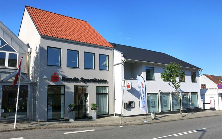 Rønde Sparekasses afdeling i Rønde med Dannebrog på flagstang foran bygningen