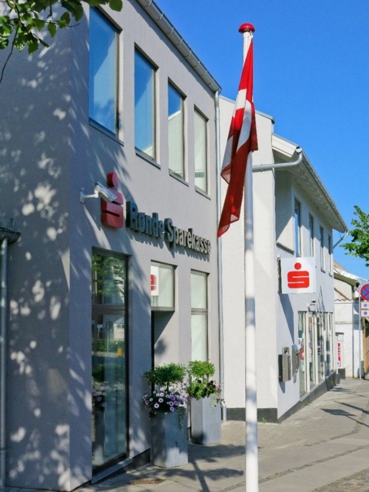 Rønde Sparekasses afdeling i Rønde med Dannebrog på flagstang foran bygningen